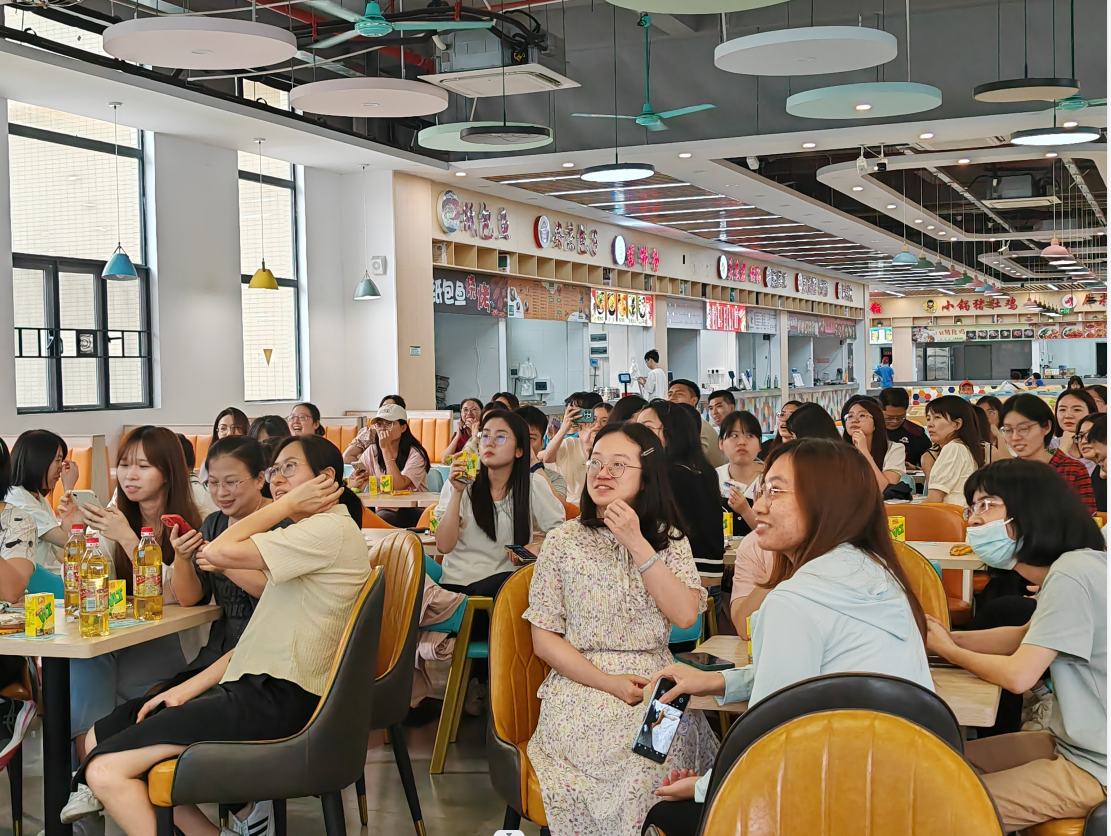 教职工边享用下午茶边聆听讲座.png